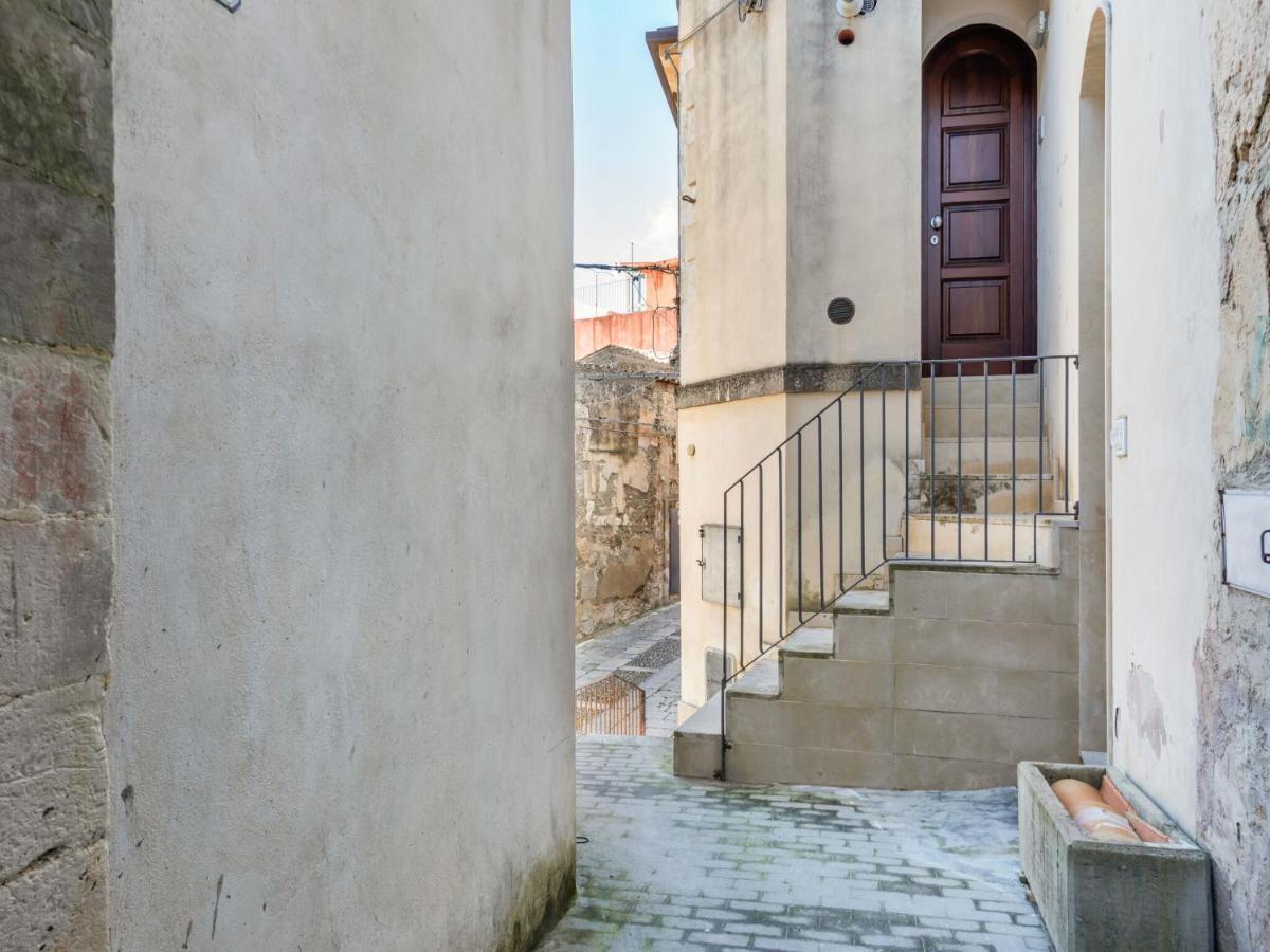 Vintage Holiday Home In Ragusa Ibla With Balcony Buitenkant foto