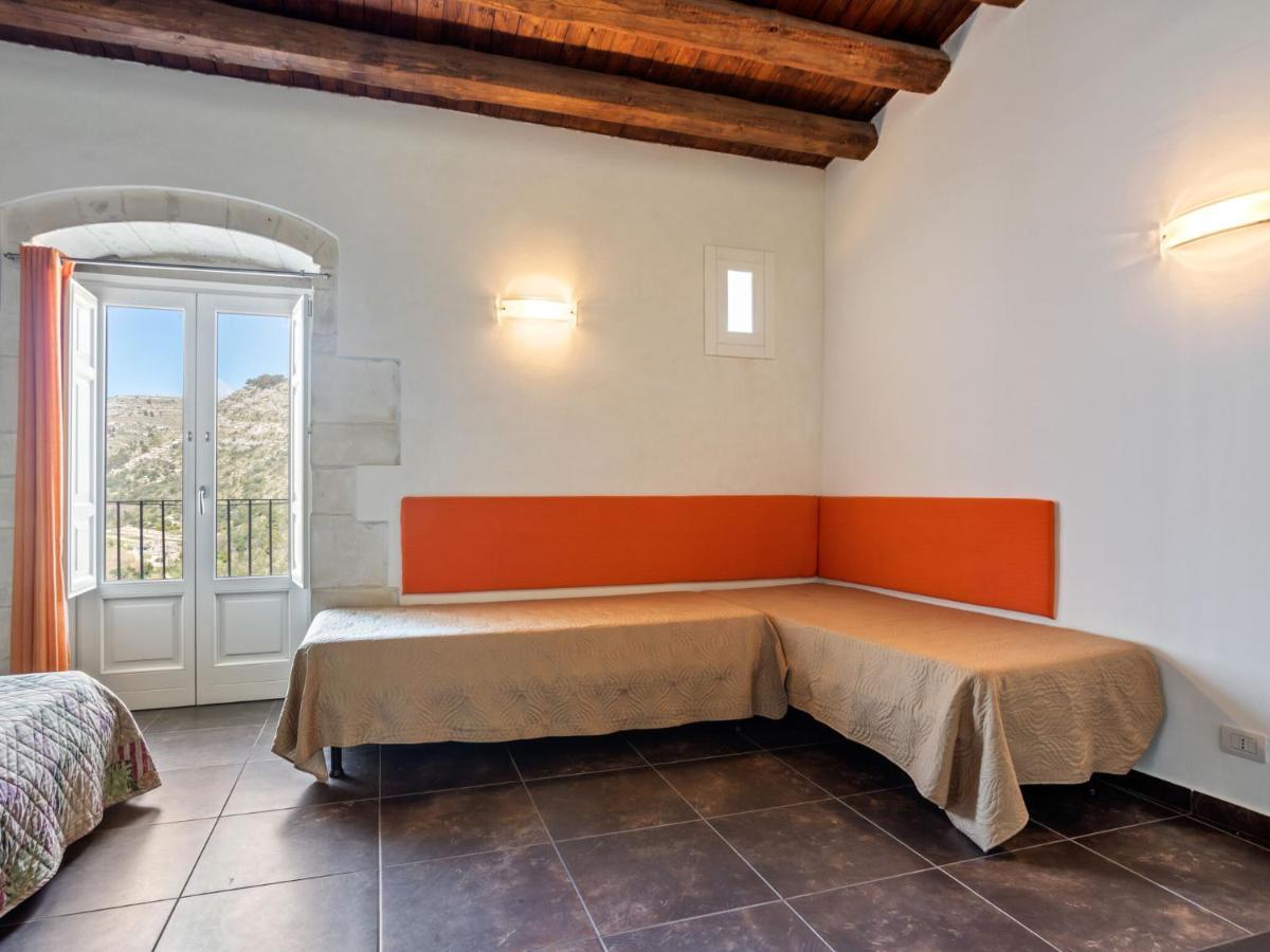 Vintage Holiday Home In Ragusa Ibla With Balcony Buitenkant foto