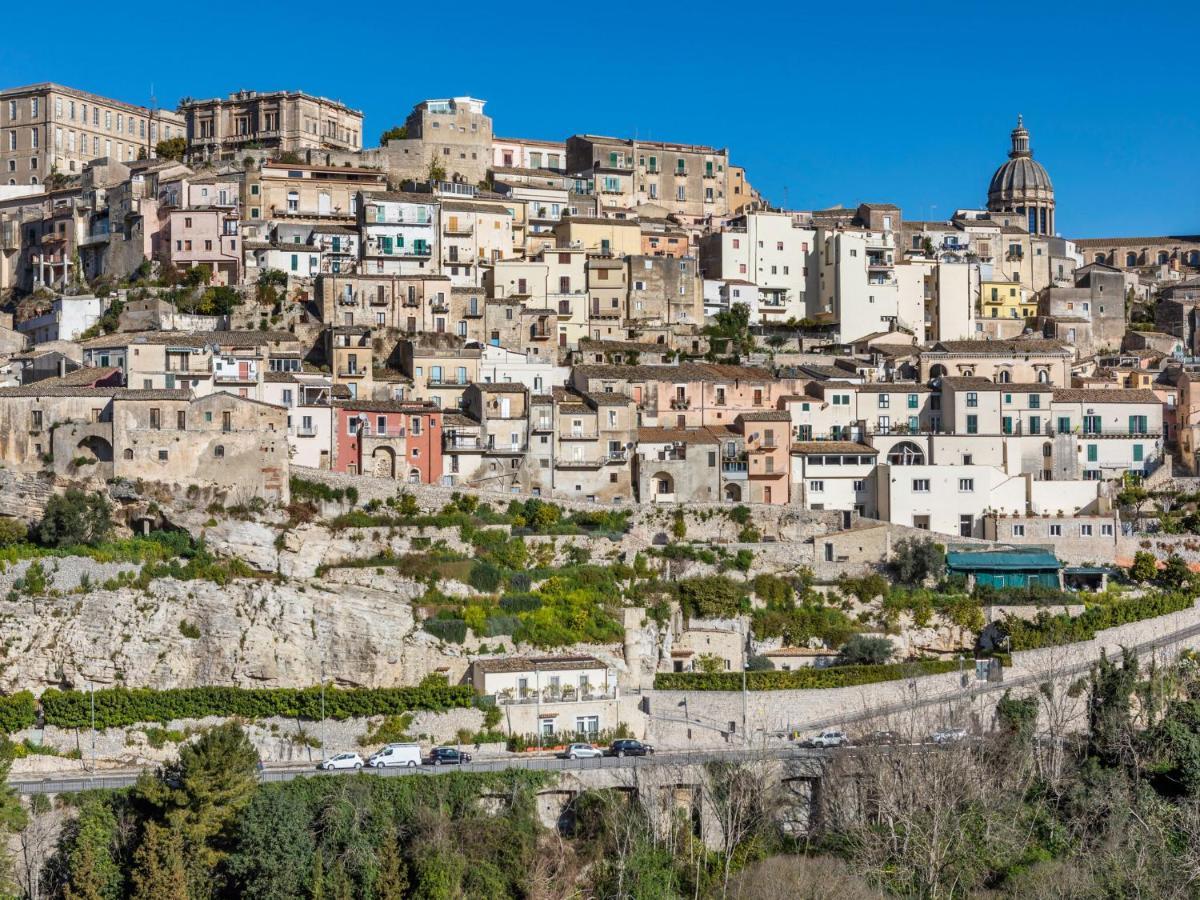 Vintage Holiday Home In Ragusa Ibla With Balcony Buitenkant foto