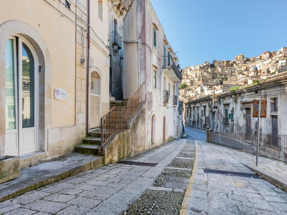 Vintage Holiday Home In Ragusa Ibla With Balcony Buitenkant foto